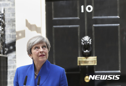 【런던=AP/뉴시스】테리사 메이 영국 총리가 9일(현지시간) 런던 총리 관저 앞에서 총선 결과에 관한 성명을 발표하고 있다. 2017.6.11.