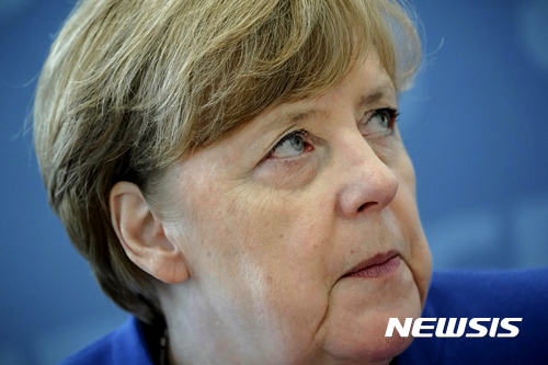【베를린=AP/뉴시스】앙겔라 메르켈 독일 총리가 12일(현지시간) 베를린의 기독민주당(CDU) 본사에서 당 지도부 회의를 준비하고 있다. 2017.6.14. 
