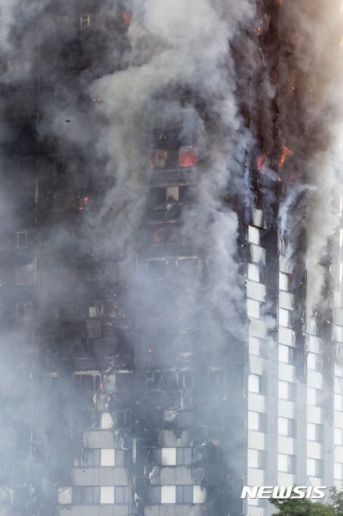 【 런던=AP/뉴시스】 영국 런던 고층 아파트에서 14일(현지시간) 화재가 발생해 불길과 연기가 치솟고 있다. 2017.06.14 