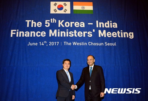 지난달 14일 열린 한-인도 재무장관회의에서 김동연(왼쪽) 경제부총리 겸 기획재정부장관과 아룬 제이틀리 인도 재무장관이 악수를 하고 있다. 뉴시스 DB