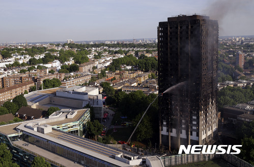 【런던=AP/뉴시스】14일(현지시간) 대형 화재가 발생한 영국 런던의 24층 아파트에서 진화 작업이 진행되고 있다. 2017.6.15.