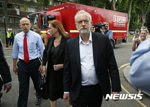 【런던=AP/뉴시스】영국 제1야당 노동당의 제러미 코빈 대표가 15일(현지시간) 런던 고층 아파트 화재현장을 찾고 있다. 2017.06.16