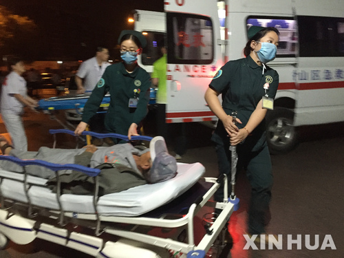 【펑시안(중국 장쑤성)=신화/뉴시스】중국 동부 장쑤(江蘇)성 펑시안현의 촹신 유치원 정문 앞에서 발생한 폭발로 인한 사망자가 8명으로 증가한 가운데 중국 공안은 16일 이 폭발이 범죄 행위라고 밝혔다. 중국 구급대원들이 15일 폭발 현장에서 부상자들을 옮기고 있다. 사망자 외에도 66명이 부상해 병원에서 치료를 받고 있다. 2017.6.16