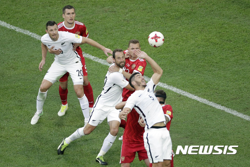 【상트페테르부르크=AP/뉴시스】2017 국제축구연맹(FIFA) 컨페더레이션스컵에 나선 러시아(빨간색)와 뉴질랜드 선수들이 공을 다투는 모습. 