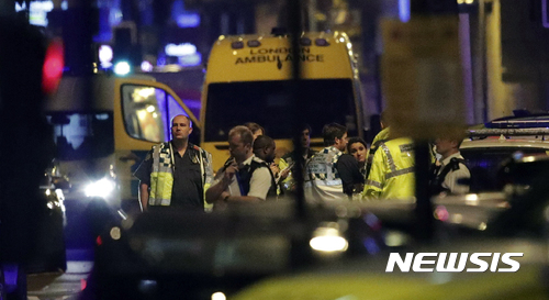 런던 승합차 돌진 용의자는 백인 남성 ···무슬림 노린 테러?