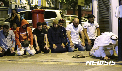 【런던=AP/뉴시스】영국 런던에서 19일(현지시간) 새벽 차량돌진 사건이 발생해 다수의 부상자가 발생했다. 이번 사건은 모스크에서 기도를 마치고 나오던 이슬람 신도들을 겨냥한 것으로 추정된다. 사진은 사건이 발생한 직후 이슬람 신도들이 부상자들의 무사를 기원하고 있는 모습. 2017.06.