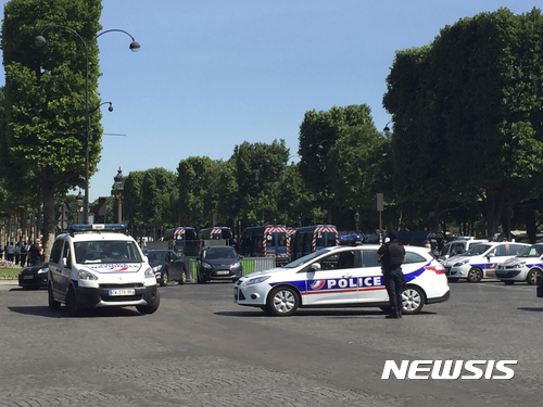 【파리=AP/뉴시스】프랑스 경찰차들이 19일(현지시간) 파리의 쇼핑지구 샹젤리제의 통행을 막고 있다. 이날 샹젤리제에서 차량이 경찰차로 돌진해 충돌하는 사건이 발생했다. 2017.06.20