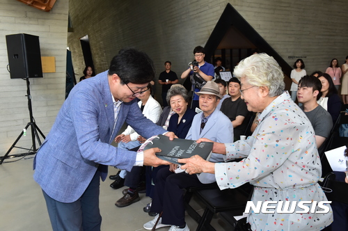 【서울=뉴시스】나혜석 유족인 이광일 여사가 소장하고 있던 나혜석의사진첩등을 기증하고 있다.