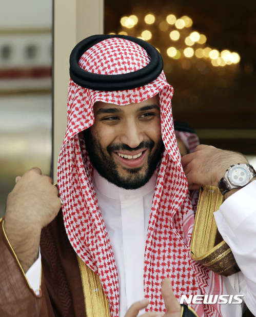 【리야드(사우디아라비아)=AP/뉴시스】지난 2012년 5월14일 모하메드 빈 살만 사우디아라비아 왕자가 리야드에서 걸프협력위원회(GCC) 정상회담 개막을 앞두고 회원국 정상들의 도착을 기다리고 있다. 살만 사우디 국왕은 21일 예상을 깨고 그를 왕위 계승 서열 1위의 왕세자로 임명하면서 사우디 왕족들에게 왕세자에게 대해 충성을 서약하도록 지시했다. 2017.6.21