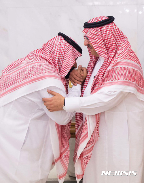 【메카=알에크바리야·AP/뉴시스】사우디아라비아 메카에서 21일(현지시간) 모하메드 빈 살만 새 왕세자(왼쪽)가 사촌형이자 전 왕세자인 모하메드 빈 나예프의 손등에 입을 맞추고 있다. 이날 살만 국왕은 조카인 빈 나예프 왕세자를 폐위하고 아들 빈 살만 부왕세자를 왕세자로 삼는다고 발표했다. 2017.06.22