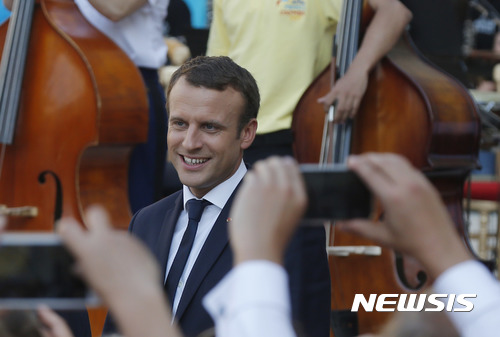 【파리=AP/뉴시스】에마뉘엘 마크롱 프랑스 대통령이 21일(현지시간) 파리에 있는 엘리제궁에서 마누엘 산토스 콜롬비아 대통령을 환영하는 행사에 도착하고 있다. 2017.06.22 