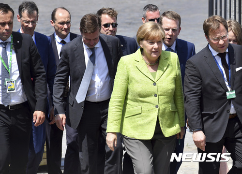 【브뤼셀=AP/뉴시스】독일의 앙겔라 메르켈 총리가 22일 EU 정상회의에 참석하기 위해 브뤼셀에 도착해 관리들과 걸어가고 있다. 이번 회의는 이틀간 열리며 첫날 영국의 메이 총리와 브렉시트에 대해 논의한다. 2017. 6. 22. 