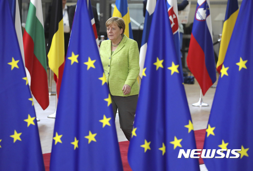 【브뤼셀=AP/뉴시스】앙겔라 메르켈 독일 총리가 22일(현지시간) 벨기에 브뤼셀의 유럽연합(EU) 정상회의장에 입장하고 있다. 2017.6.23.
