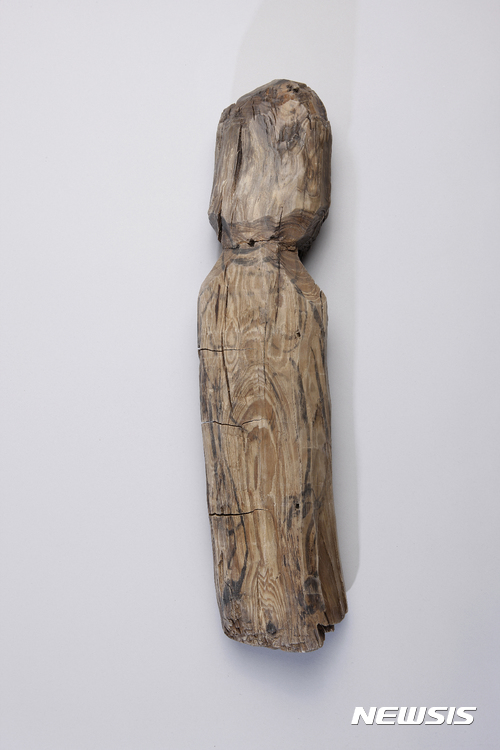 【김해=뉴시스】 나무로 만든 인형, 창녕 화왕산성 연지, 높이 49.1㎝