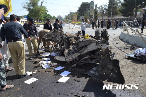【퀘타=AP/뉴시스】파키스탄 경찰이 6월23일 서부 발로키스탄주 퀘타의 경찰서 인근에서 일어난 차량폭탄 테러 현장을 조사하고 있다. 이 공격으로 최소 11명이 숨졌다. 2017.06.23