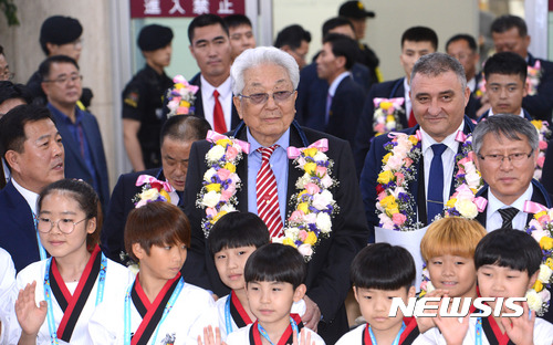 【서울=뉴시스】김선웅 기자 = 오는 24일 전북 무주에서 개막하는 세계 태권도 선수권대회 참석차 한국을 찾은 장웅 국제올림픽위원회(IOC) 위원과 국제태권도연맹(ITF) 태권도 시범단이 23일 오후 서울 강서구 김포국제공항을 통해 입국, 기념촬영을 하고 있다. 2017.06.23. mangusta@newsis.com