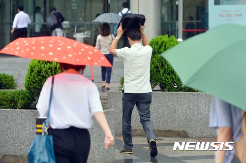 【서울=뉴시스】고승민 기자 = 저기압의 영향으로 전국에 비가 내린 26일 오전 서울 광화문 사거리에서 우산을 쓴 시민들이 출근길 걸음을 재촉하고 있다. 2017.06.26. kkssmm99@newsis.com