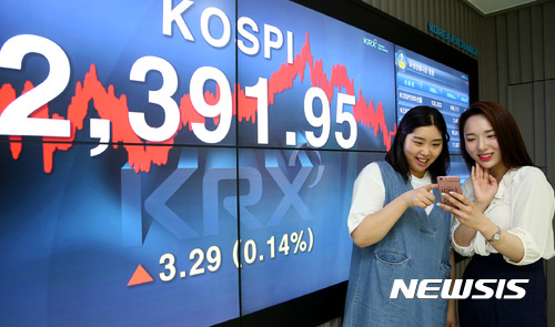 【서울=뉴시스】 27일 한국거래소에 따르면 코스피는 전날보다 3.29포인트(0.14%) 오른 2391.95에 장을 마쳤다. (사진= 한국거래소 제공) photo@newsis.com