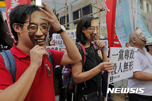 【홍콩=AP/뉴시스】 주홍콩 중국연락판공실 건물 앞에서 27일 인권운동가들이 간암 말기 판정을 받고 가석방된 인권운동가 류샤오보의 얼굴 가면을 쓰고 시위를 벌이고 있다. 이들은 중국 정부에 류샤오보의 무조건 석방을 촉구했다. 2017.06.27