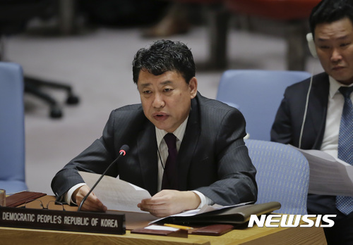 【유엔=AP/뉴시스】 유엔 주재 북한대표부의 김인룡 차석대사는 28일(현지 시각) 유엔 안전보장이사회의 비확산 회의에 참석해 발언하고 있다. 그는 이날 한반도가 핵전쟁에 근접하고 있다고 주장했다. 2017.06.29