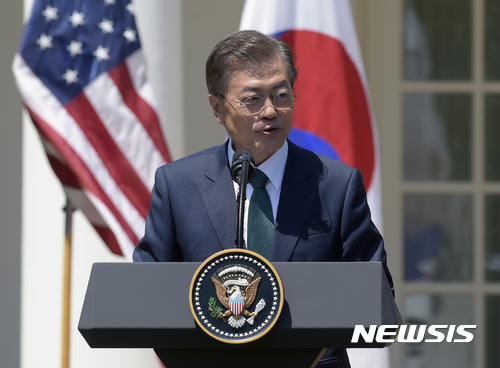 【워싱턴=AP/뉴시스】 한국의 문재인 대통령이 백악관 로즈가든에서 도널드 트럼프 미국 대통령과 함께 성명을 발표하고 있다. 2017.06.30.  