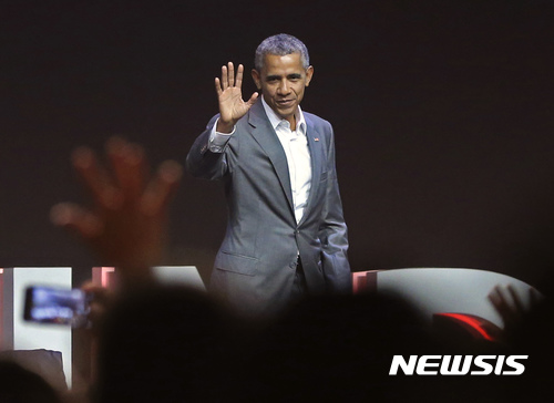 【자카르타=AP/뉴시스】버락 오바마 전 미국 대통령이 1일(현지시간) 인도네시아 자카르타에서 열린 '제 4차 인도네시아 디아스포라 회의' 개막연설을 한 뒤 관중에게 손을 흔들고 있다. 2017.07.01 