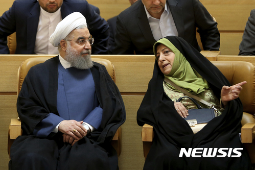 【테헤란=AP/뉴시스】하산 로하니 이란 대통령이 7월3일 테헤란에서 열린 모래폭풍 대응 방안 회의에 참석해 마수메 에브테카르 환경 담당 부통령과 대화하고 있다. 에브테카르 부통령은 8월9일 재임명됐다. 2017.07.03 