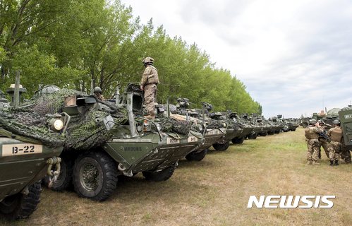 【기오르=AP/뉴시스】 헝가리에서 실시되고 있는 나토 훈련에 2017년 7월 미군 장갑차가 참여하고 있다. 7개국 4만 명의 군인들이 8월까지 헝가리, 루마니아, 불가리아에서 실시되는 군사 훈련에 참가중이다. 2017. 7. 3.