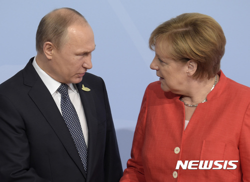 【함부르크=AP/뉴시스】 앙겔라 메르켈 독일 총리가 7일(현지시간) 독일 함부르크에서 열린 주요 20개국 정상회의에 참석한 블라디미르 푸틴 러시아 대통령과 인사하고 있다. 이날 이틀간 열리는 G20 정상회의가 개막했다. 2017.07.07
