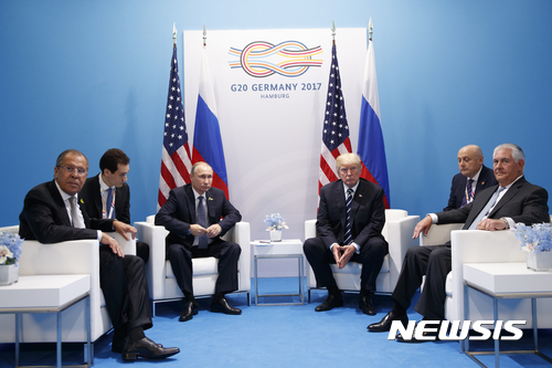 【함부르크=AP/뉴시스】7일(현지시간) 독일 함부르크에서 개막한 주요20개국(G20) 정상회의를 계기로 미러 정상회담이 열리는 모습. 도널드 트럼프 미국 대통령(가운데 오른쪽)과 블라디미르 푸틴 러시아 대통령(가운데 왼쪽)이 회담 중인 가운데 렉스 틸러슨 국무장관, 세르게이 라브로프 러시아 외무장관이 배석돼 있다. 2017.07.08