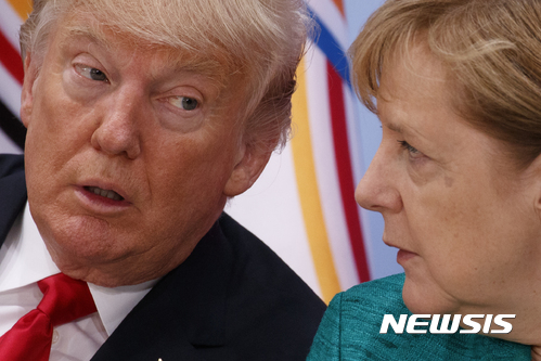  【함부르크(독일)=AP/뉴시스】도널드 트럼프 미 대통령(왼쪽)과 앙겔라 메르켈 독일 총리가 8일(현지시간) 독일 함부르크에서 열린 여성 기업인들에 대한 재정 지원 논의 도중 이야기를 나누고 있다. 2017.7,9 