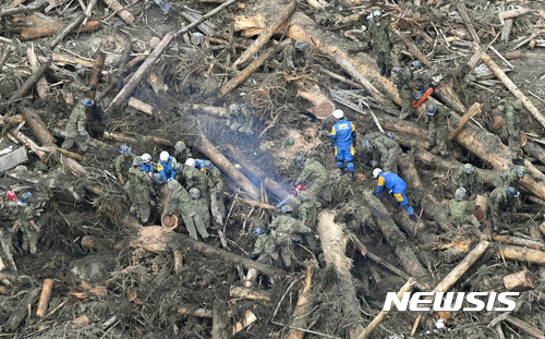 【도호(일본)=AP/뉴시스】일본 후쿠오카(福岡)현 도호 마을에서 8일 구조대가 폭우로 실종된 사람들을 수색하고 있다. 지금까지 후쿠오카와 오이타(大分)현에서 최소 18명이 숨지고 30명이 실종했다. 2017.7.9