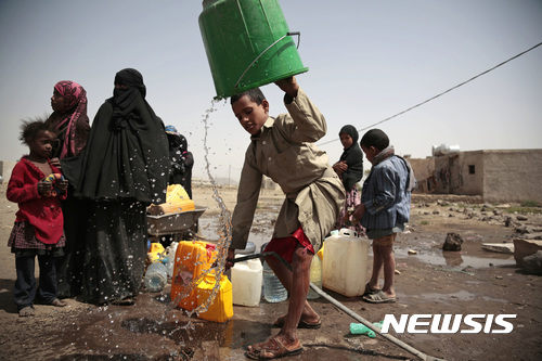 【예멘 = AP/뉴시스】 내전과 테러로 찢긴 가난한 나라 예멘의 사나 지역에서 7월12일 한 어린이가 우물물을 받기 전에 식수통을 씻고 있다. 2017.07.17