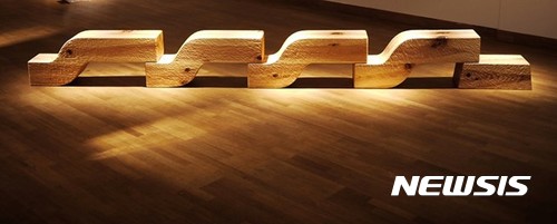 【서울=뉴시스】임광순, 흔적-연결형 벤치, 2010, 소나무, 380x24x42cm
