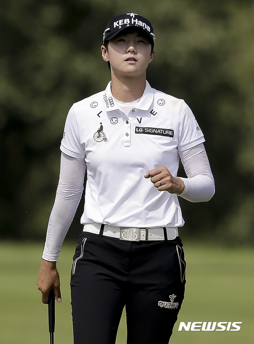 【서울=AP/뉴시스】 미국여자프로골프(LPGA) 투어에서 2주 연속 우승에 도전하는 박성현. 2017.07.21.