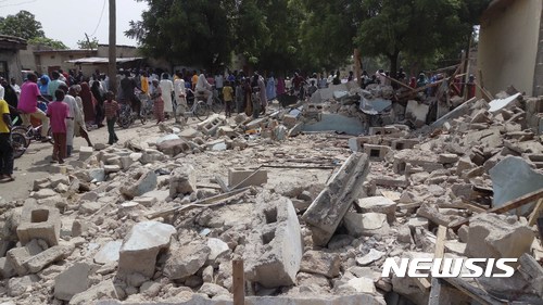 【마이두구리=AP/뉴시스】 나이지리아 북동부 마이두구리시(市)의 한 사원에서 17일(현지시간) 자살 폭탄 테러가 발생해 최소 8명이 사망하고 13명이 다쳤다. 마이두구리시 민간 자경단 대변인은 "폭탄을 소지하고 있던 젊은 여성이 지역 보안 요원에게 쫓기다가 사원의 한 가운데에서 폭파했다"고 밝혔다. 함께 있던 다른 용의자도 폭발로 사망한 것으로 추정된다. 2017.07.17
