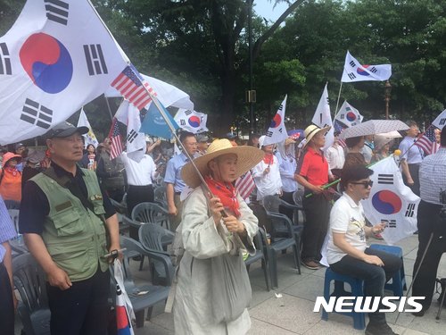 【대구=뉴시스】배소영 기자 = 대구 보수단체가 19일 대구 중구 국채보상운동기념공원 종각 앞에서 '제19대 대통령선거 무효 부정선거 진상규명 국민대회'를 열고 있다. 2017.07.19. soso@newsis.com 