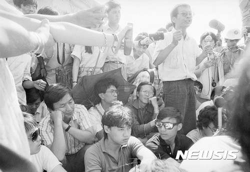  1989년 중국 톈안먼 민주화 운동 당시인 6월2일 발언하는 류샤오보 인근에 우얼카이시(사진 아래 왼쪽) 등이 바닥에 앉아 농성 중이다. 