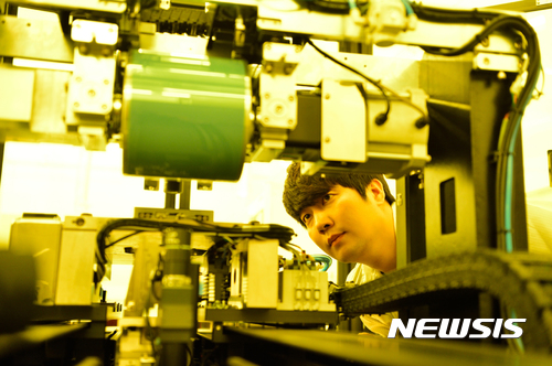 【대전=뉴시스】 한국기계연구원 나노응용역학연구실 김재현 실장 연구팀이 롤 전사 이용 마이크로 LED 디스플레이 제조 기술을 개발했다