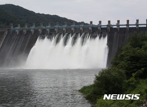 [화천=뉴시스]북한강 수계 최북단 화천댐이 일제히 수문을 열고 수위를 조절하고 있다. (사진=뉴시스 DB).