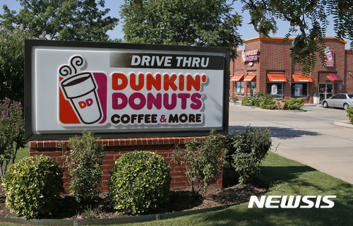 【에드먼드=AP/뉴시스】 그로벌 도넛 체인 '던킨도너츠'가 내년 1월부터 브랜드명칭에서 '도너츠'를 뺀 '던킨'을 사용하기로 했다. 던킨은 최근 몇년간 커피와 아이스티 등을 위주로 음료시장 개척에 힘을 기울여왔다. 2018. 09. 25