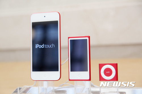 【AP/뉴시스】 =2015년에 출시된 애플사의 아이팟, 아이팟 나노, 아이팟 셔플 제품들.  
