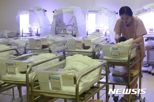 【서울=뉴시스】김선웅 기자 = 30일 오후 서울의 한 산부인과 신생아실에서 간호사들이 신생아들을 돌보고 있다. 30일 보건복지부와 통계청에 따르면 2017년 출생아 수는 36만명이 될 것이라고 예측된다. 지난해 출생아 수는 40만6300명으로 인구학자들은 출생아수 30만명대를 심리적 저지선으로 여긴다. 올해 1~5월 누적 출생아 수는 15만9600명으로 지난해 같은 기간보다 무려 12.4% 감소해 역대 최저 수치를 기록했다. 2017.07.30. mangusta@newsis.com
