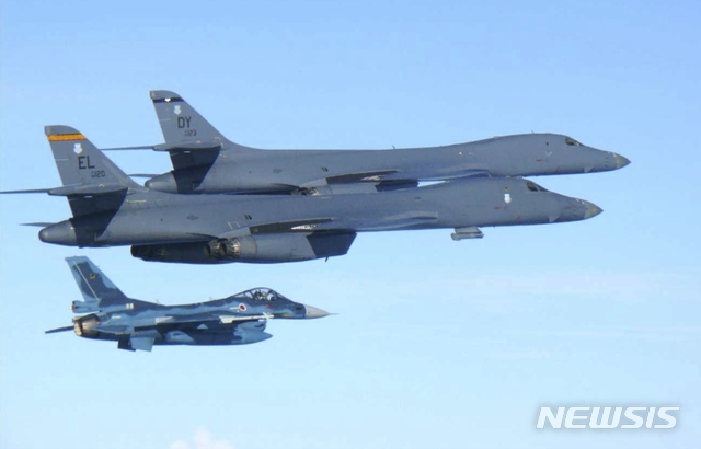 [규슈=AP/뉴시스] 2017년 7월30일 미일 합동 훈련에서 미 공군 B-1B 폭격기(위)가 일본의 F-2 전투기와 함께 일본 규슈 상공을 날고 있다. 사진은 일본 항공자위대가 배포한 것이다. 2019.12.11. 