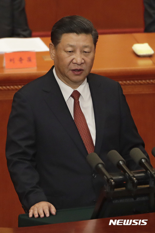 【베이징=AP/뉴시스】시진핑 국가주석이 1일 베이징 인민대회당에서 열린 인민해방군 90주년 기념식에 참석해 연설하고 있다. 시 주석은 “중국은 침략이나 군사적 확장을 추구하지 않지만 중국을 분열시키려는 그 어떤 시도도 결코 용납하지 않을 것"이라고 밝혔다.2017.08.01 