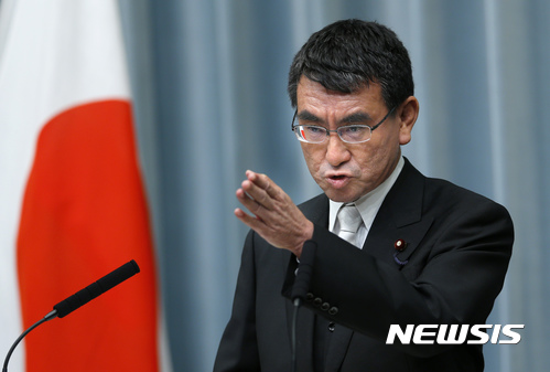【도쿄=AP/뉴시스】고노 다로 일본 외상이 도쿄에서 기자회견을 갖고 있다. 