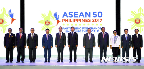 【마닐라(필리핀)=AP/뉴시스】아세안(동남아국가연합) 외무장관들이 5일 필리핀 마닐라의 국제컨벤션센터에서 열린 아세안 외무장관회담에서 기념촬영을 하고 있다. 2017.8.5