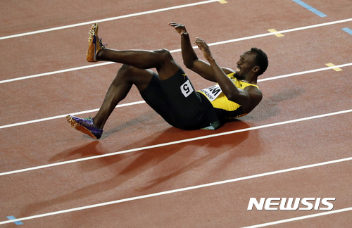 【런던=AP/뉴시스】 우사인 볼트(31·자메이카)가 13일(한국시간) 영국 런던 올림픽스타디움에서 열린 2017 세계육상선수권대회 남자 400m 계주 결승에서 경기 도중 다리 통증을 호소하고 있다.