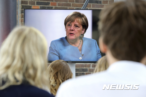 【베를린=AP/뉴시스】앙겔라 메르켈 독일 총리가 16일(현지시간) 베를린에서 유튜브를 통해 1인 매체 운영자들과 인터뷰를 하고 있다. 2017.08.17