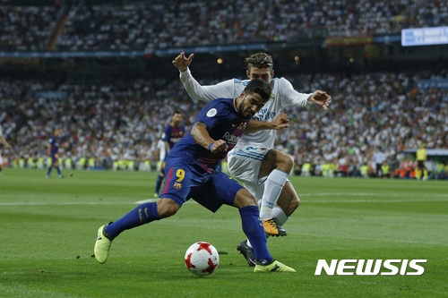 【마드리드=AP/뉴시스】마테오 코바시치와 공을 다투는 수아레스(왼쪽).